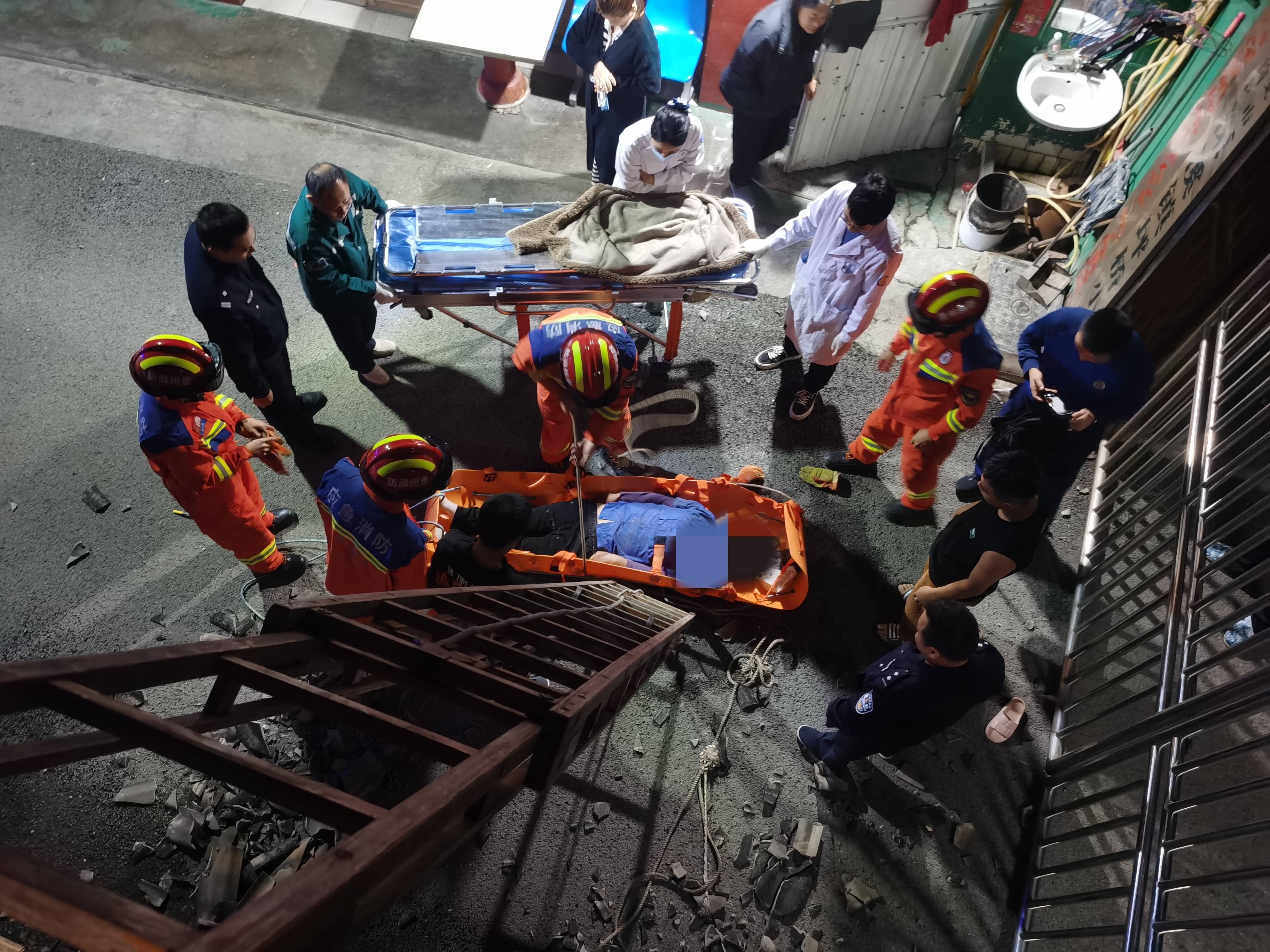 醉酒女子不慎从6楼跌落<strong></p>
<p>证券投资基金</strong>，贵州遵义消防成功营救