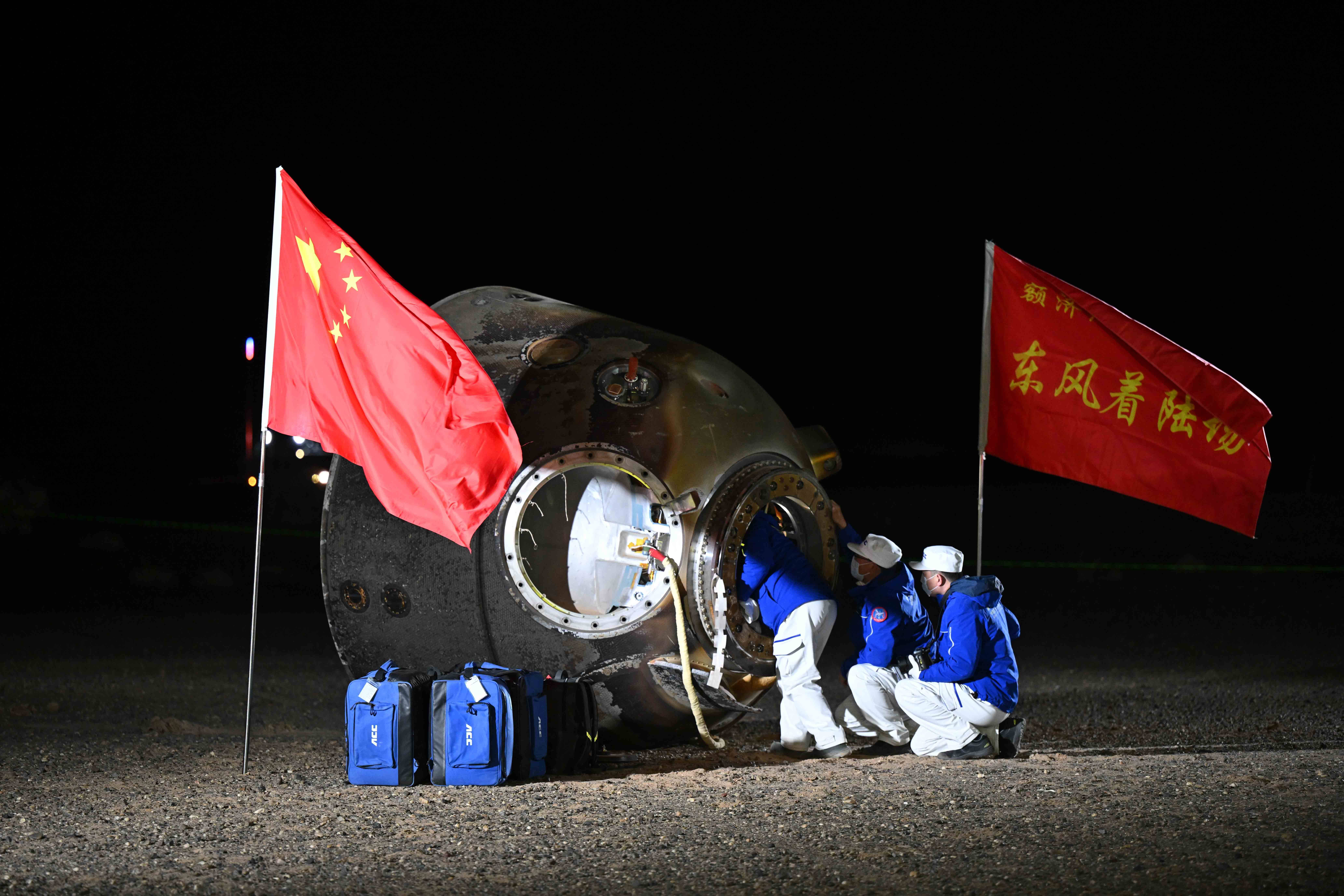 返回舱着陆最后一米<strong></p>
<p>中天证券</strong>，4台着陆反推发动机10毫秒内同时点火