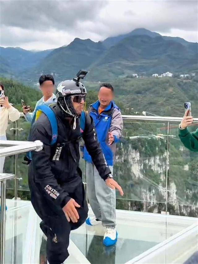 视频疯传！外国男子云南跳伞开伞失败<strong></p>
<p>中天证券</strong>，急速坠落？景区澄清：视频不完整，开伞成功了