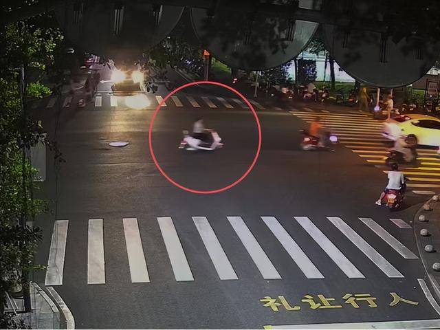 一女子肇事逃逸后仍去逛街<strong></p>
<p>中天证券</strong>，被抓后竟称：是路人劝我走的