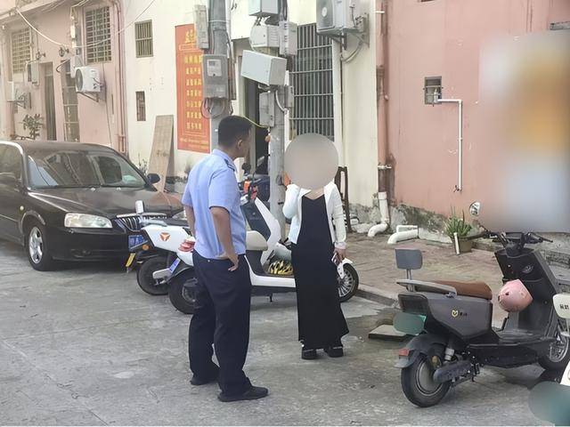 一女子肇事逃逸后仍去逛街<strong></p>
<p>中天证券</strong>，被抓后竟称：是路人劝我走的