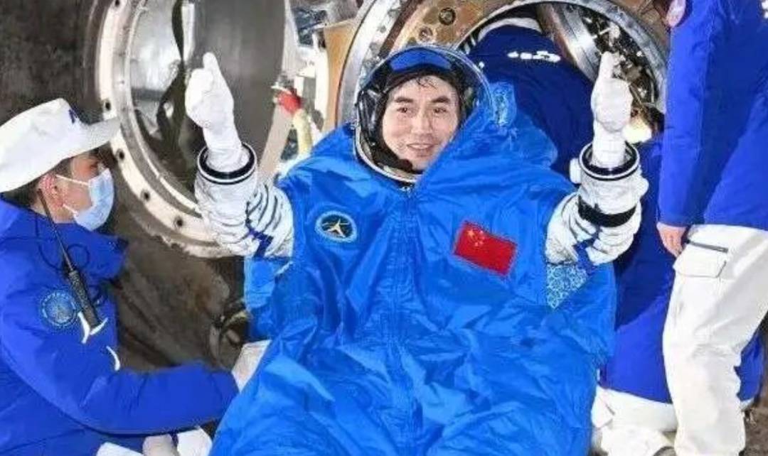 成功着陆！返回地球后第一顿饭<strong></p>
<p>中天证券</strong>，3名航天员都点了这道餐食