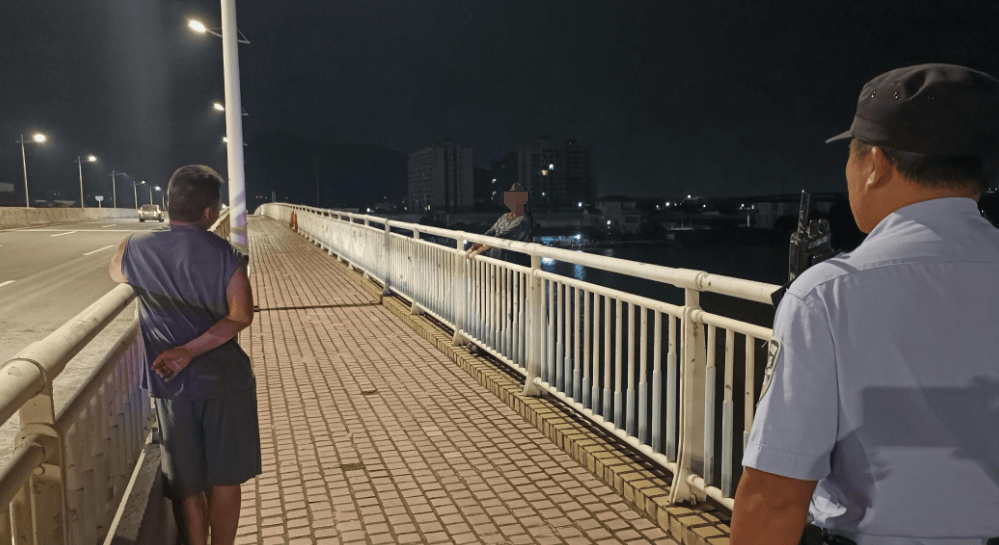突发！珠海“钓鱼哥”河边钓鱼<strong></p>
<p>银泰证券</strong>，突然丢下鱼竿拔腿就跑……