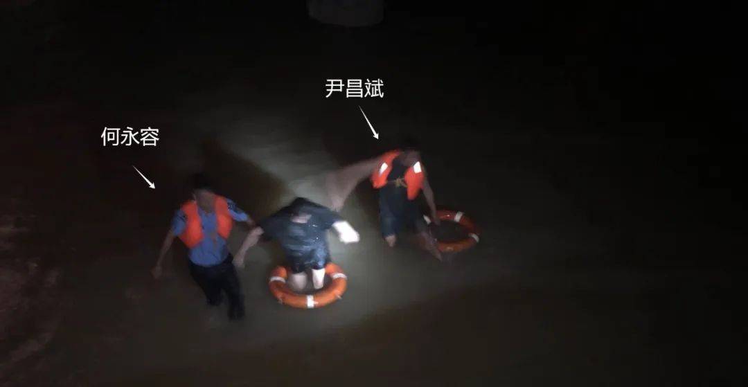 突发！珠海“钓鱼哥”河边钓鱼<strong></p>
<p>银泰证券</strong>，突然丢下鱼竿拔腿就跑……