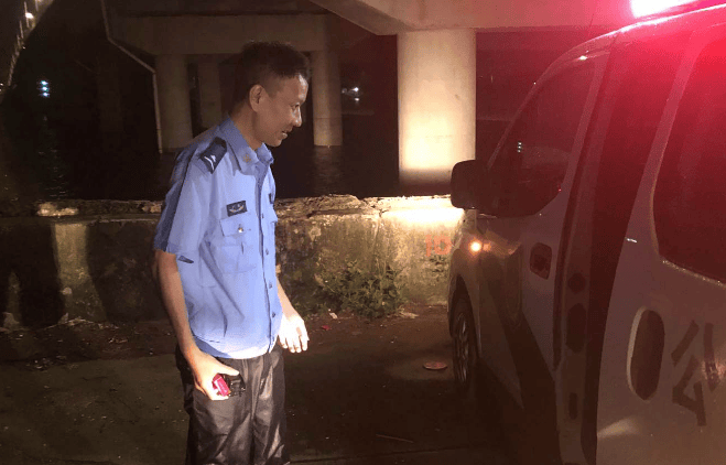 突发！珠海“钓鱼哥”河边钓鱼<strong></p>
<p>银泰证券</strong>，突然丢下鱼竿拔腿就跑……