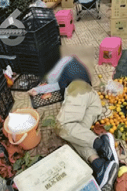 昆明一老人赶集摔倒压坏水果摊！中午就带着家属找来了<strong></p>
<p>中国证券金融股份有限公司</strong>，摊主慌了……