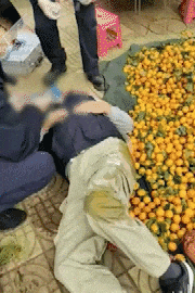 昆明一老人赶集摔倒压坏水果摊！中午就带着家属找来了<strong></p>
<p>中国证券金融股份有限公司</strong>，摊主慌了……