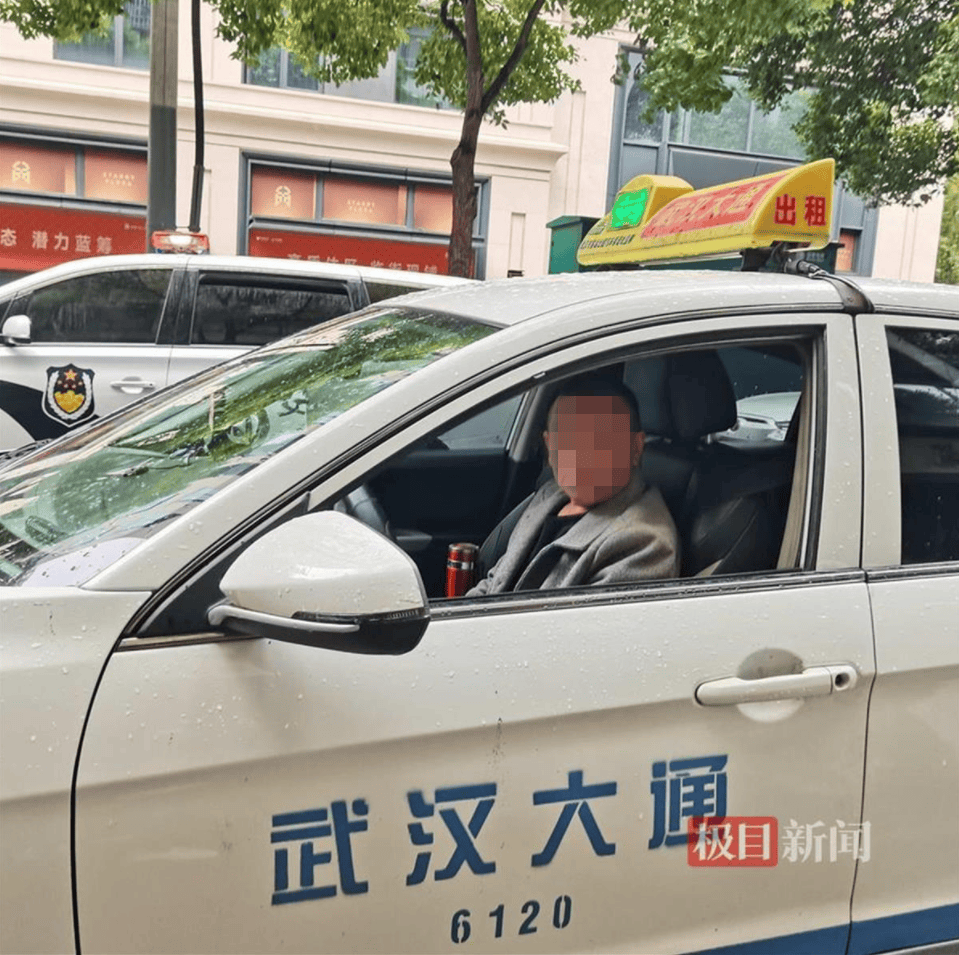 “能开快点吗？我杀人了”<strong></p>
<p>证券从业资格考试官网</strong>，犯罪嫌疑人乘出租车欲跨城逃跑，被的哥机智拖住最终被抓捕