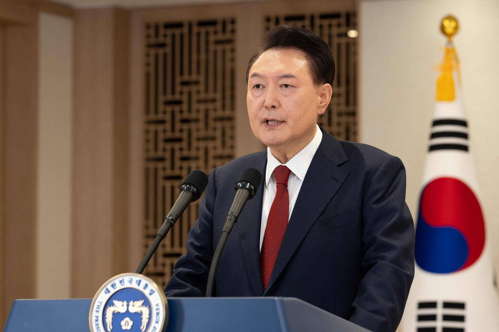 突然主张弹劾总统的韩国执政党党首：曾获尹锡悦多次提拔<strong></p>
<p>西南证券股吧</strong>，后因第一夫人惹怒“亲尹派”