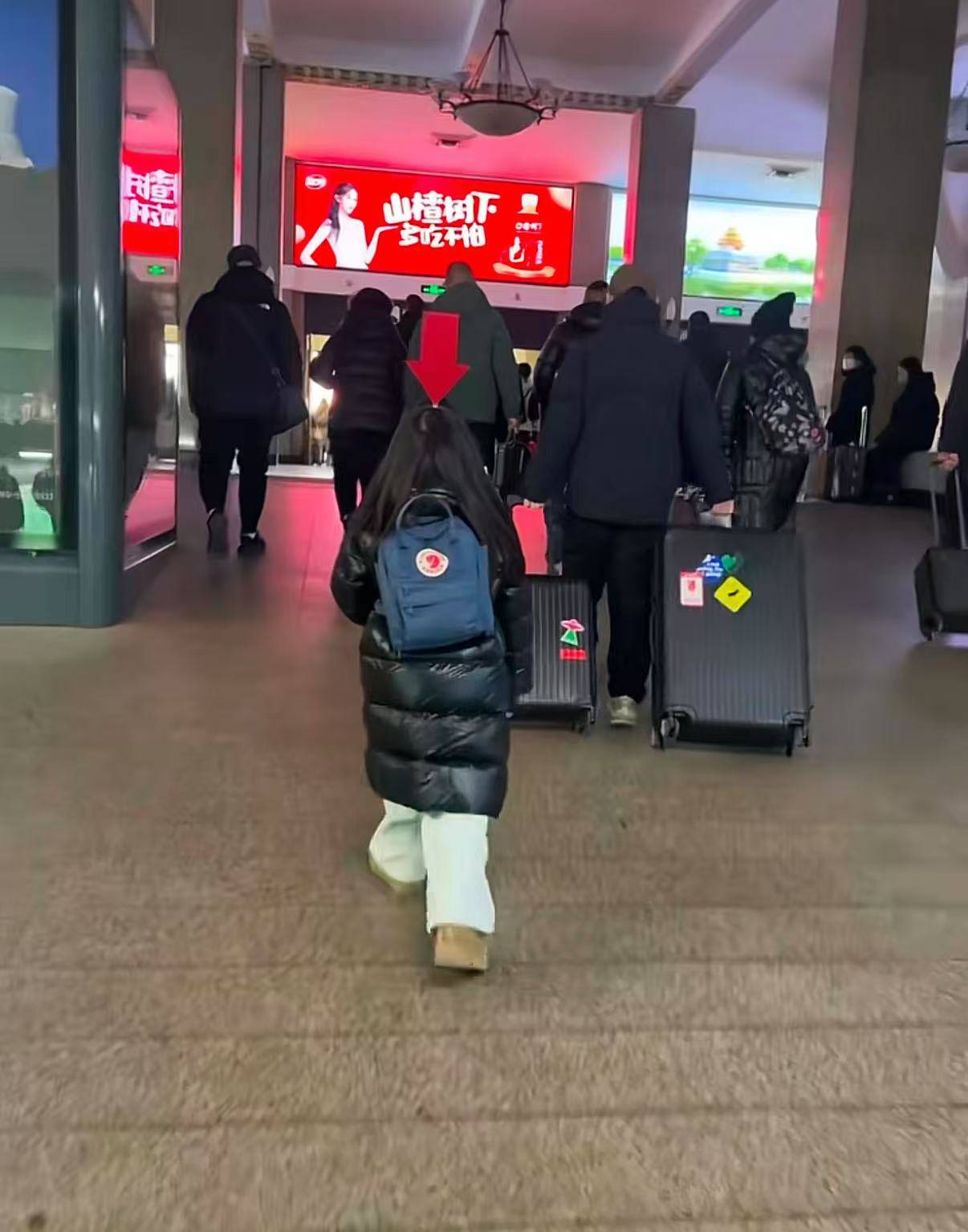 担心女儿“撒手没”<strong></p>
<p>国元证券股吧</strong>，东北爸爸给女儿戴箭头发箍成“显眼包”：这肯定丢不了