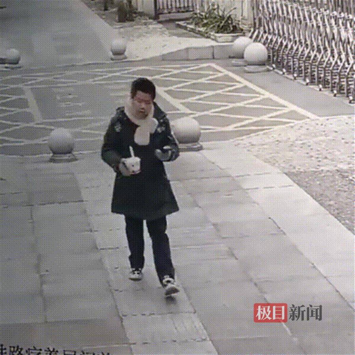 湖北咸宁一学生放学路上捡到手机交给警方<strong></p>
<p>西南证券官网</strong>，民警和失主进校给他送“大礼包”