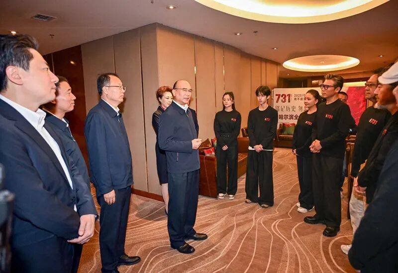 黑龙江省委书记许勤、省政协主席蓝绍敏<strong></p>
<p>比特币交易所交易平台</strong>，出席《731》全球首映